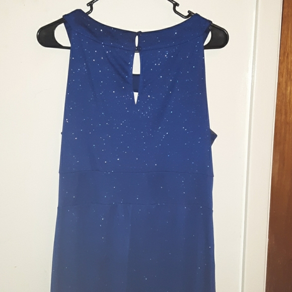 A long sparkly blue prom dress - Picture 3 of 3